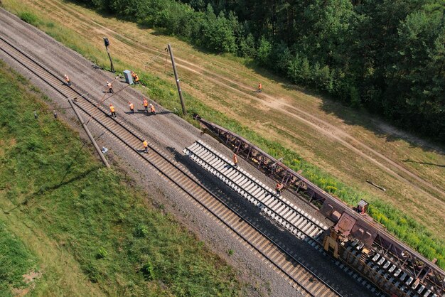 Foto hochwinkelansicht des zuges auf der eisenbahnschiene