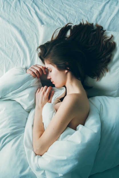 Hochwinkelansicht einer auf dem Bett liegenden Frau