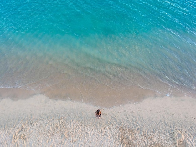 Hochwinkelansicht einer Frau, die am Strand steht