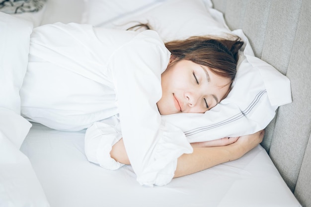 Hochwinkelansicht einer Frau, die im Bett schläft