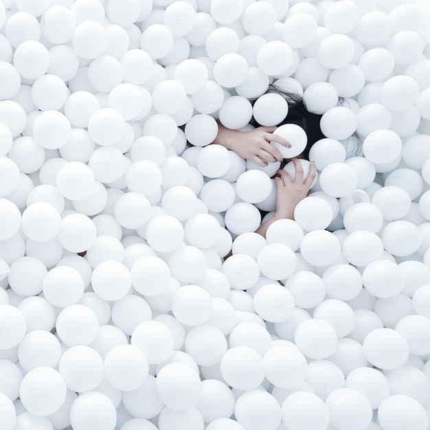 Hochwinkelansicht einer Frau, die sich im weißen Ballpool erfreut