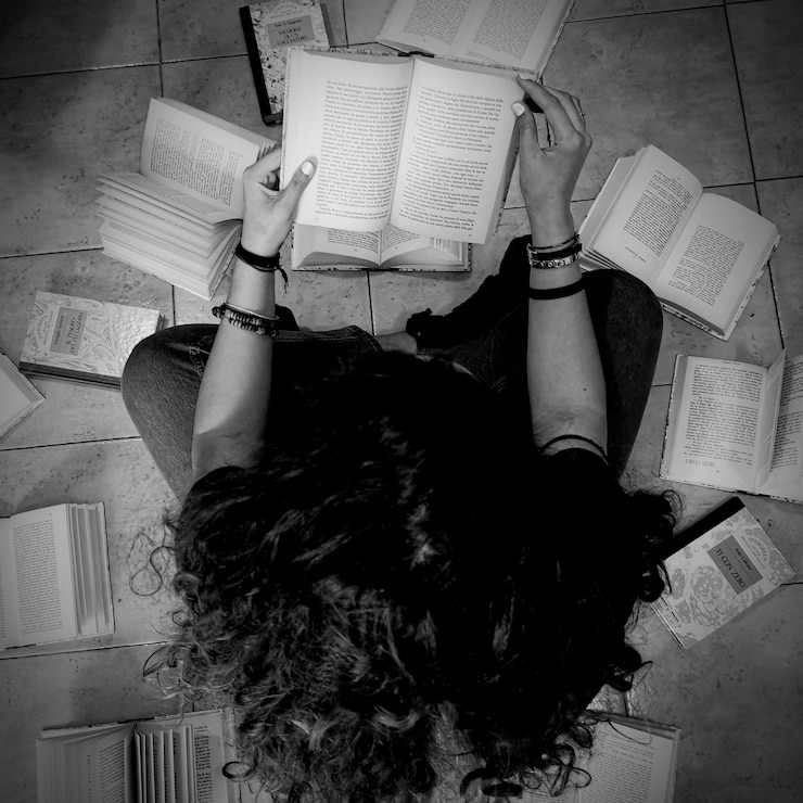 Foto hochwinkelansicht einer frau, die zu hause ein buch liest