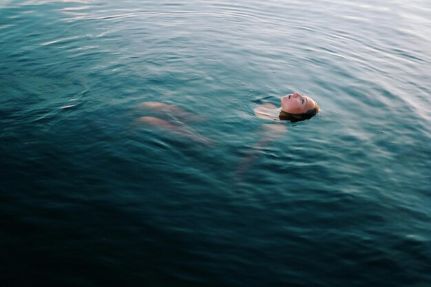 Foto hochwinkelansicht einer frau im meer