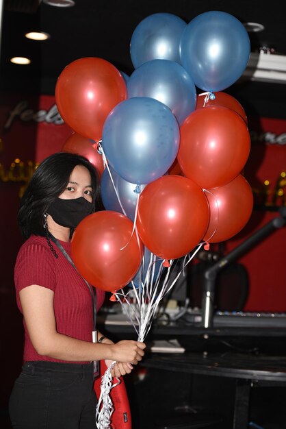 Foto hochwinkelansicht einer frau mit ballons