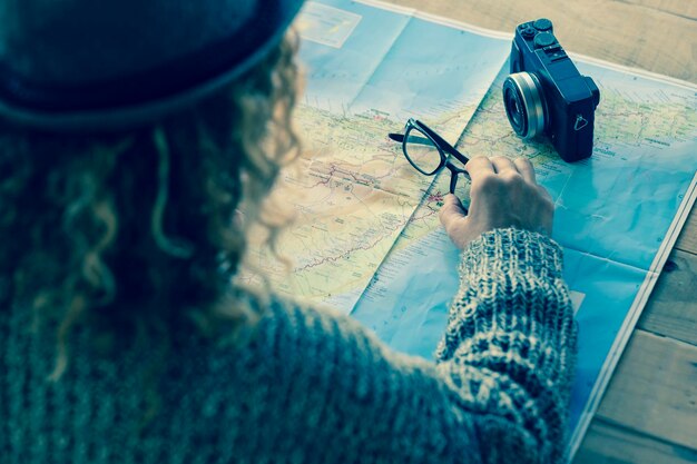 Foto hochwinkelansicht einer frau mit brille auf einer weltkarte