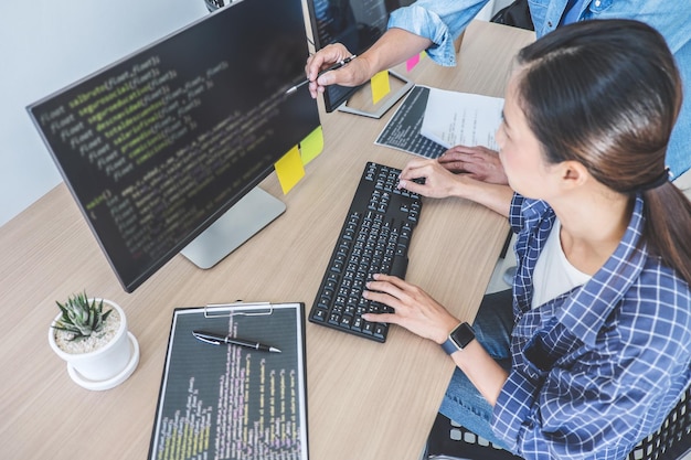 Hochwinkelansicht einer Frau mit Laptop auf dem Tisch