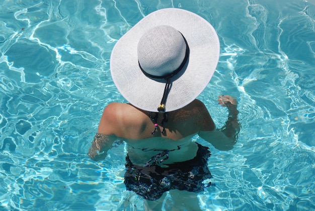 Hochwinkelansicht einer jungen Frau im Schwimmbad