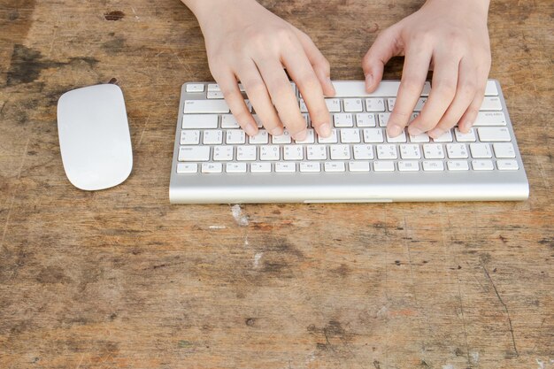 Foto hochwinkelansicht einer person, die eine computer-tastatur verwendet