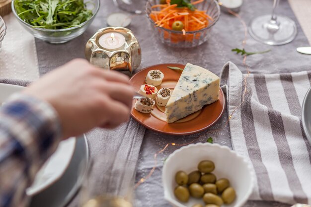 Hochwinkelansicht einer Person, die Essen auf dem Tisch zubereitet