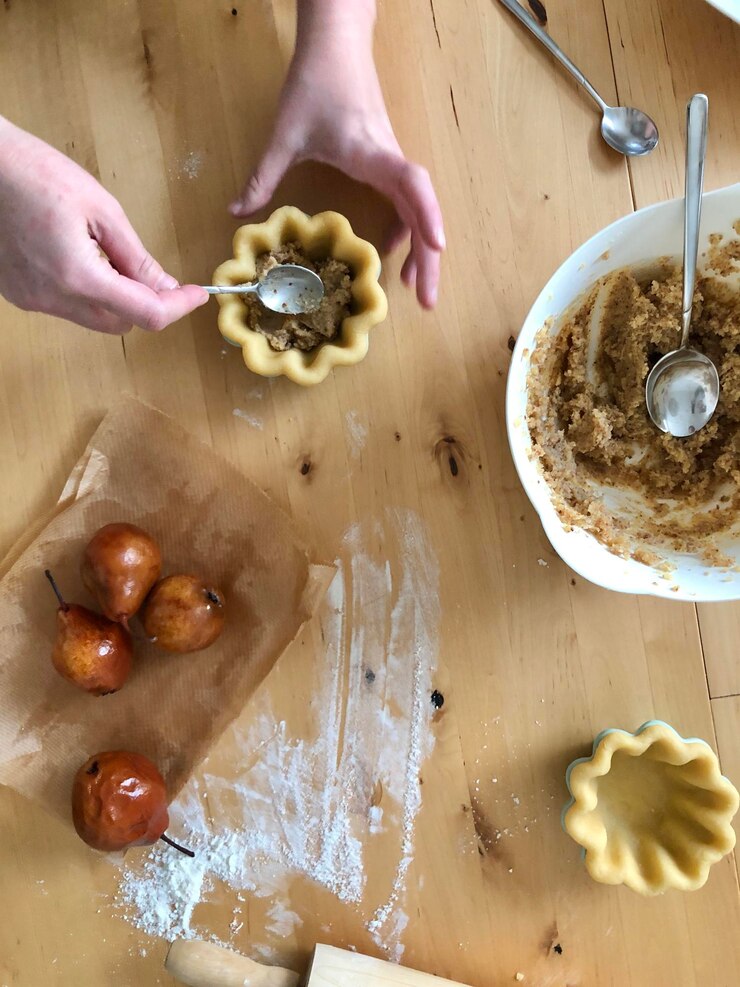 Foto hochwinkelansicht einer person, die essen auf dem tisch zubereitet