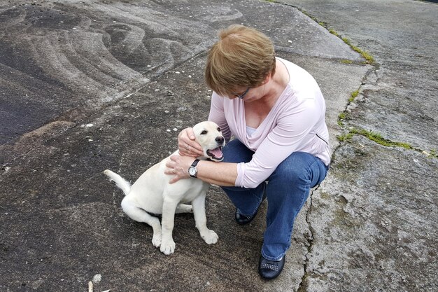 Foto hochwinkelansicht einer reifen frau mit hund