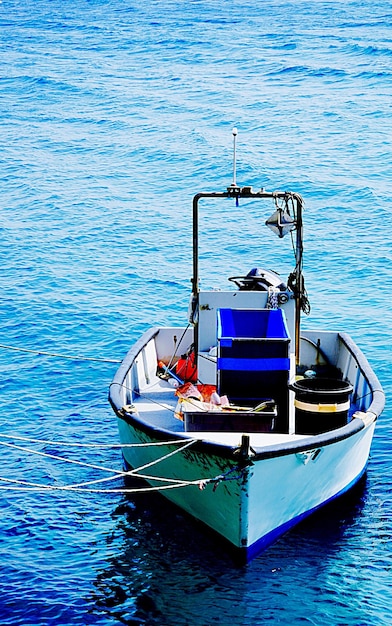 Foto hochwinkelansicht eines auf dem meer verankerten bootes