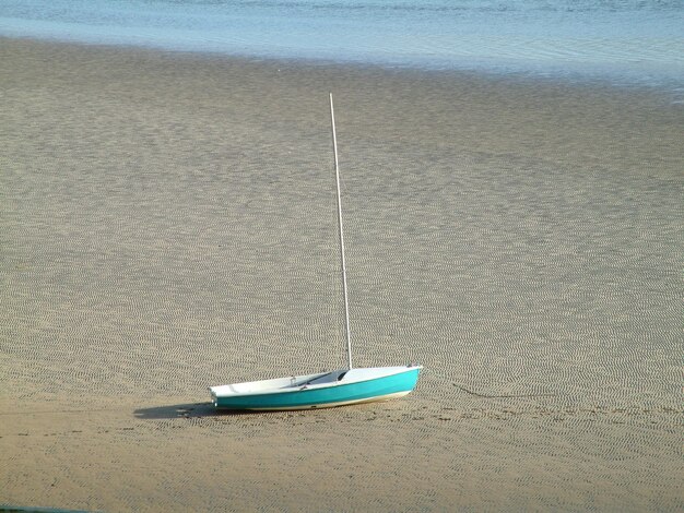 Foto hochwinkelansicht eines bootes am strand