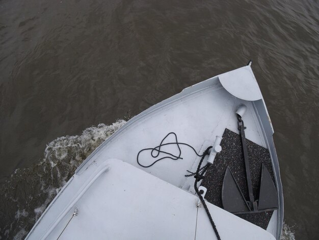 Foto hochwinkelansicht eines bootes, das auf see segelt