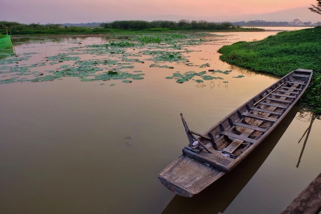 Hochwinkelansicht eines Bootes im See bei Sonnenuntergang