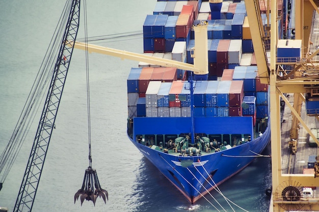 Hochwinkelansicht eines Containerschiffs auf See im Hafen von Barcelona