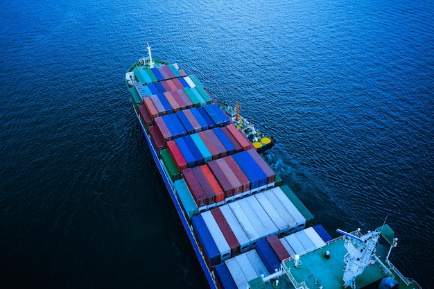 Hochwinkelansicht eines Frachtcontainers im Meer