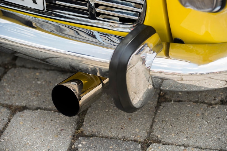 Foto hochwinkelansicht eines gelben autos auf der straße