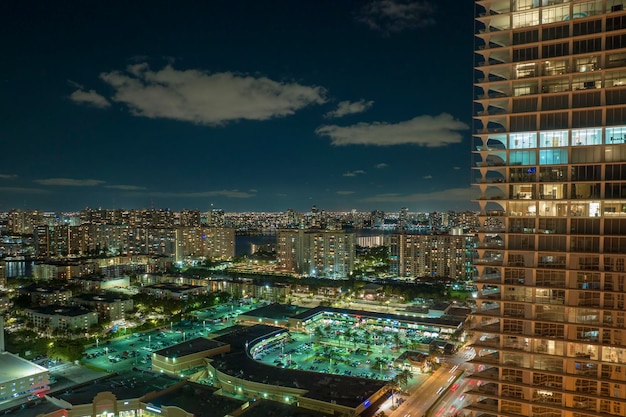 Hochwinkelansicht eines hell beleuchteten Wohngebäudes in der Nacht in Sunny Isles Beach in Florida USA Wohnungsentwicklung im modernen amerikanischen Stadtgebiet