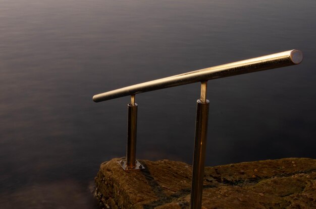 Foto hochwinkelansicht eines holzgeländes am see