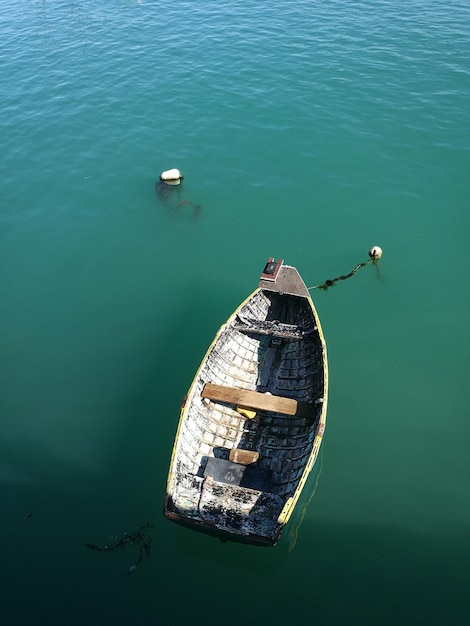 Hochwinkelansicht eines in einem See verankerten Bootes