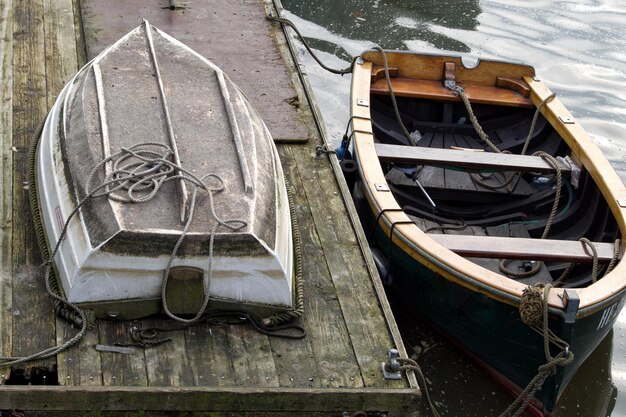 Foto hochwinkelansicht eines in einem see verankerten bootes