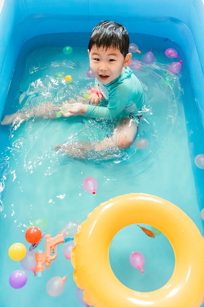 Hochwinkelansicht eines Jungen, der im Meer schwimmt
