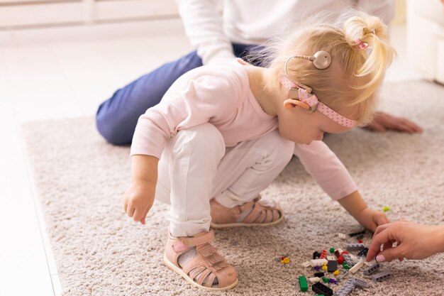 Foto hochwinkelansicht eines jungen, der zu hause mit einem spielzeug spielt