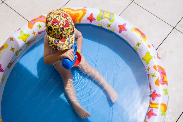 Hochwinkelansicht eines Kindes, das im Schwimmbad spielt