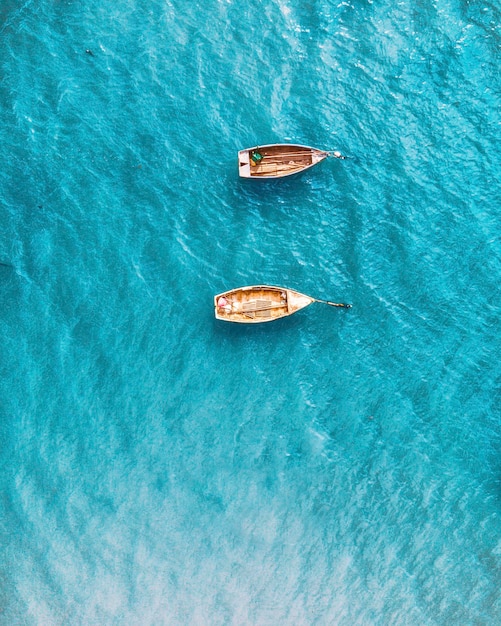 Hochwinkelansicht eines leeren Bootes, das auf dem Meer schwimmt