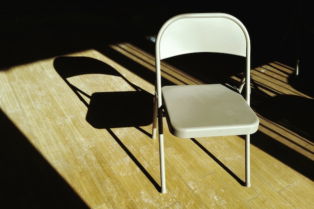 Foto hochwinkelansicht eines leeren faltbaren stuhls auf dem bodenbrett