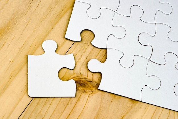 Hochwinkelansicht eines leeren Puzzleteils auf dem Tisch