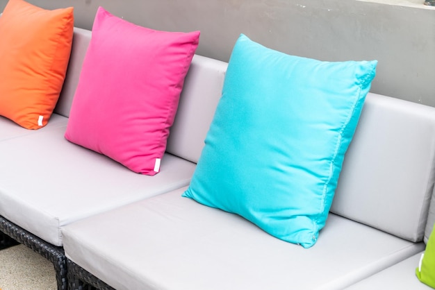 Hochwinkelansicht eines leeren Sofas im Bett