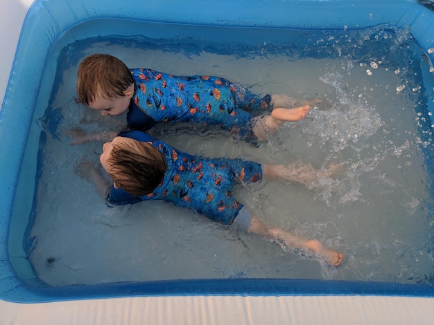 Foto hochwinkelansicht eines mädchens im wasser