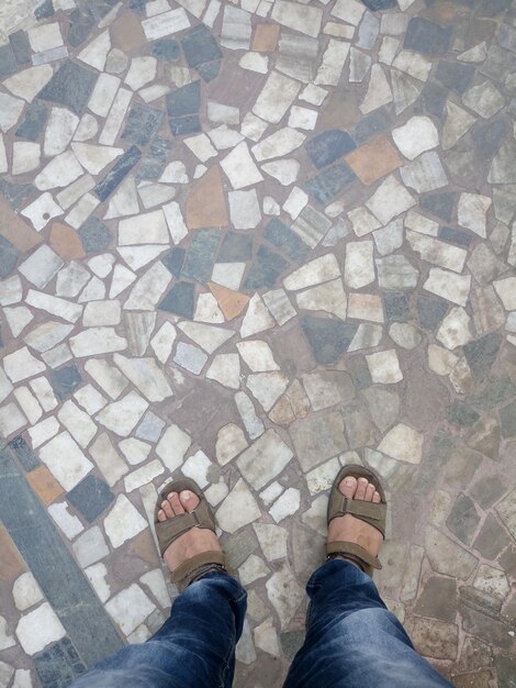 Foto hochwinkelansicht eines mannes, der an einem mosaikboden steht