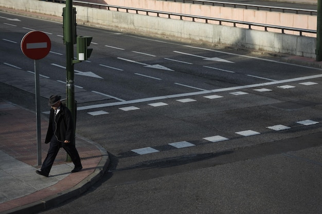 Foto hochwinkelansicht eines mannes, der auf der straße geht