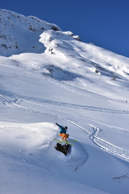 Hochwinkelansicht eines Mannes, der auf einem schneebedeckten Berg Ski fährt