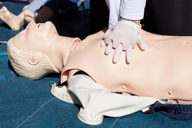 Foto hochwinkelansicht eines mannes, der cpr auf einer schaukel zeigt