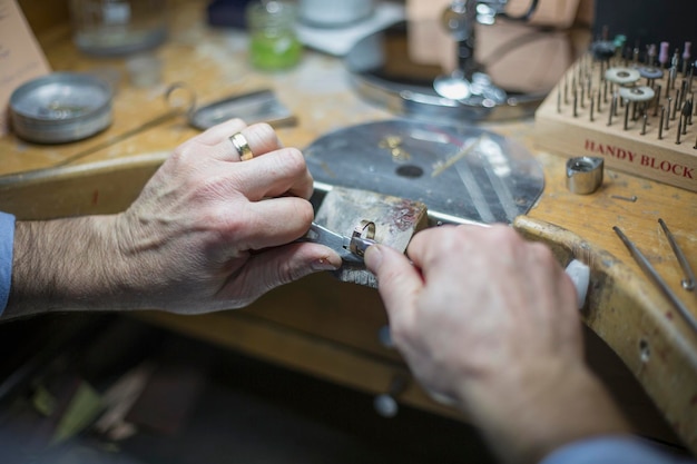 Hochwinkelansicht eines Mannes, der einen Ring macht
