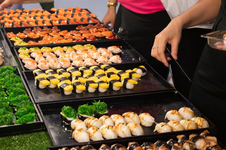 Foto hochwinkelansicht eines mannes, der essen auf dem grill zubereitet