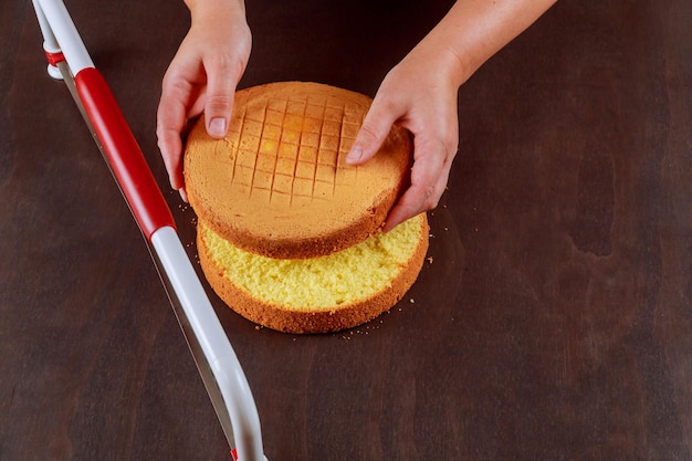 Foto hochwinkelansicht eines mannes, der essen zubereitet