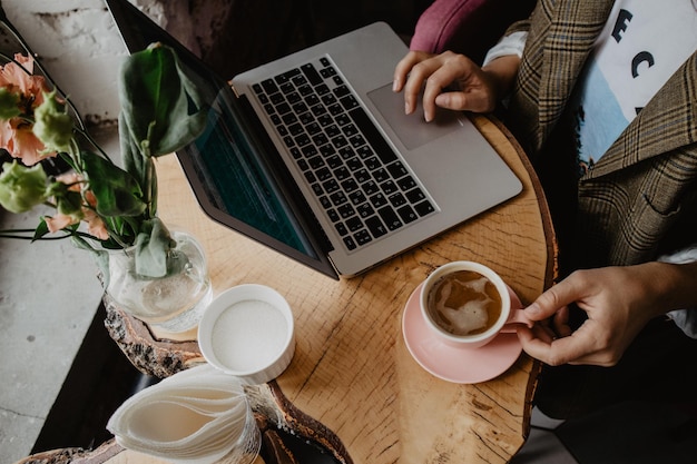 Hochwinkelansicht eines Mannes, der Kaffee am Tisch in einem Café trinkt
