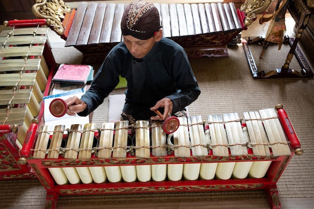 Foto hochwinkelansicht eines mannes, der traditionelle musik spielt