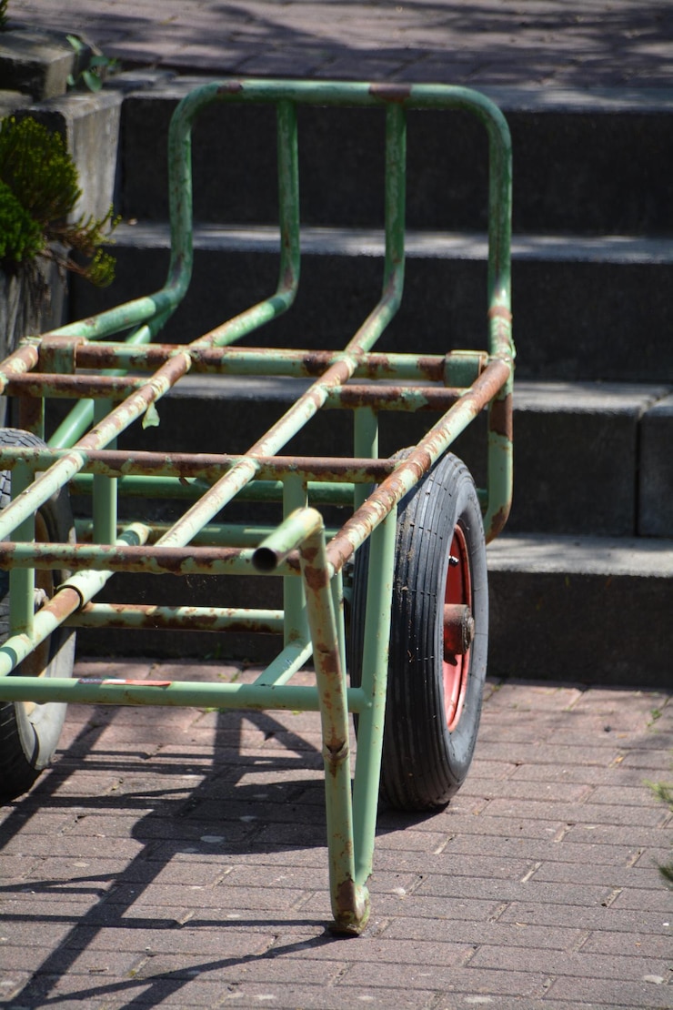 Foto hochwinkelansicht eines metallwagen auf einem fußweg