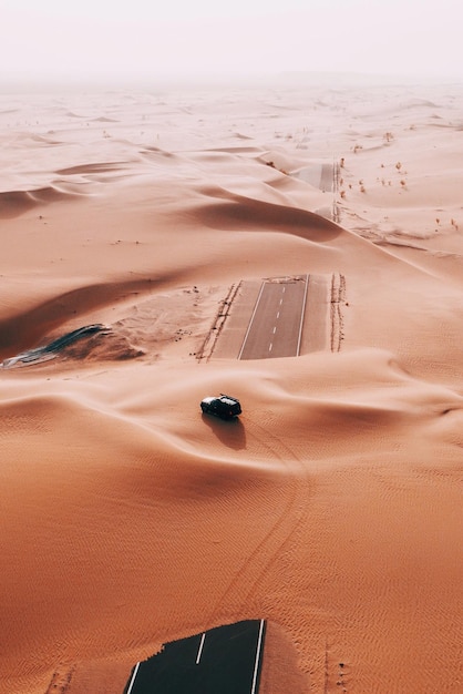 Foto hochwinkelansicht eines nutzfahrzeugs in der wüste