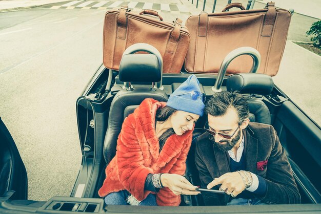 Foto hochwinkelansicht eines paares, das in einem cabriolet fährt