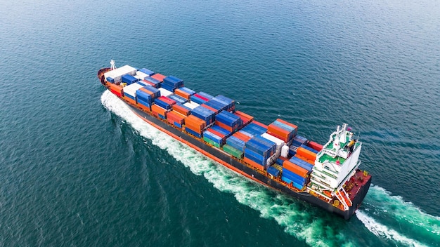 Hochwinkelansicht eines Schiffes, das auf See segelt