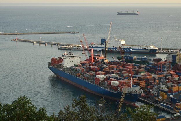 Foto hochwinkelansicht eines schiffes, das auf see segelt