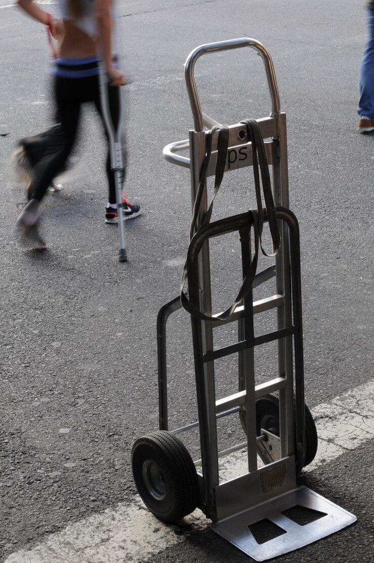 Foto hochwinkelansicht eines schubwagen auf der straße