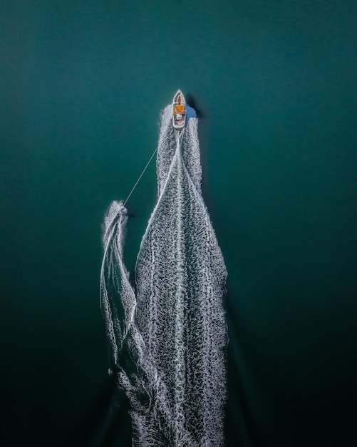 Hochwinkelansicht eines Seeschiffs auf See